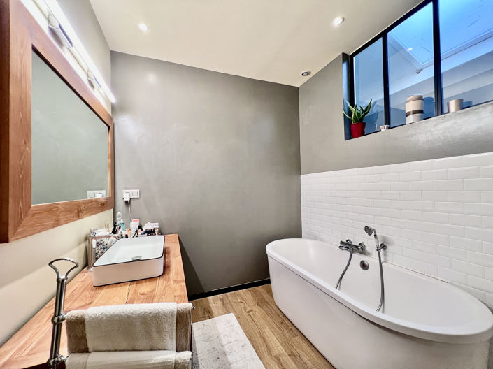 Image No.8-2 Bed House for sale