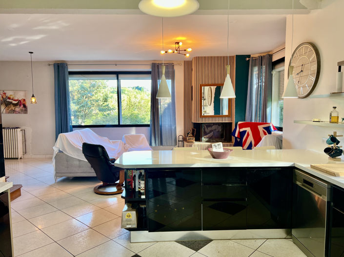 Image No.8-5 Bed House for sale