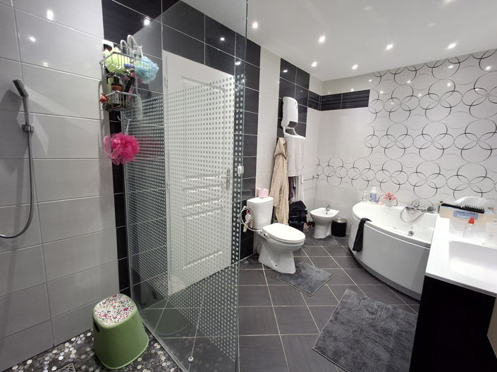 Image No.7-7 Bed House for sale