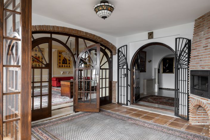 Image No.9-13 Bed Villa for sale