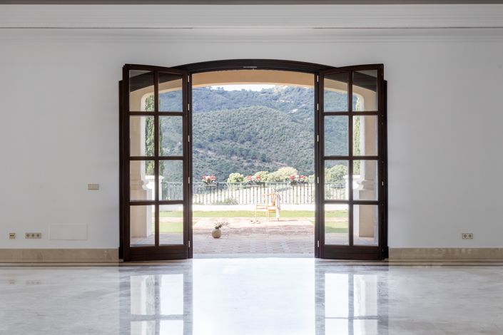 Image No.10-10 Bed Villa for sale