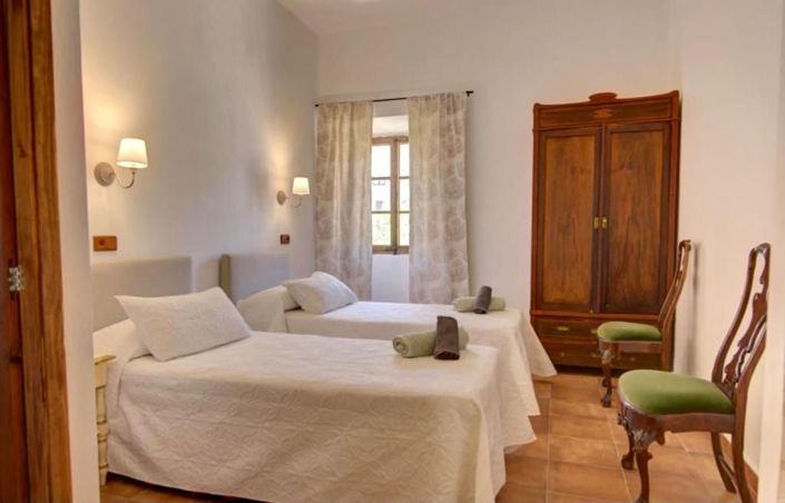 Image No.14-6 Bed Townhouse for sale