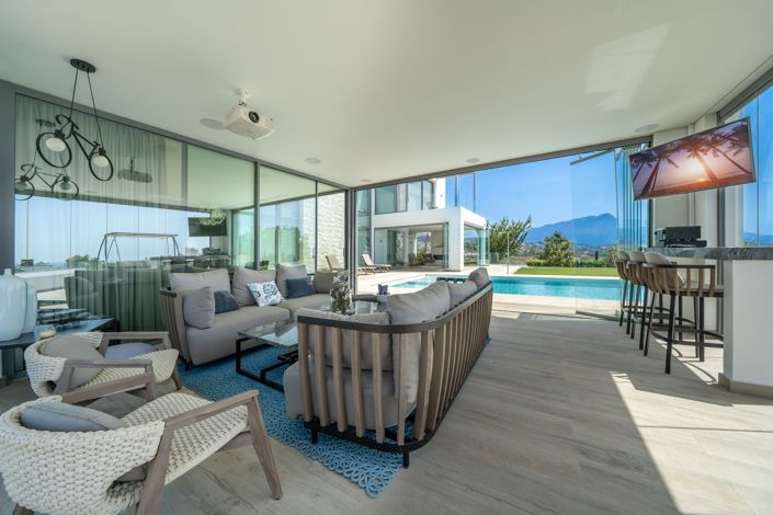 Image No.1-6 Bed Villa for sale