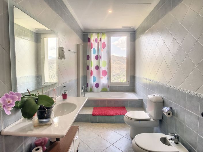 Image No.10-6 Bed Villa for sale