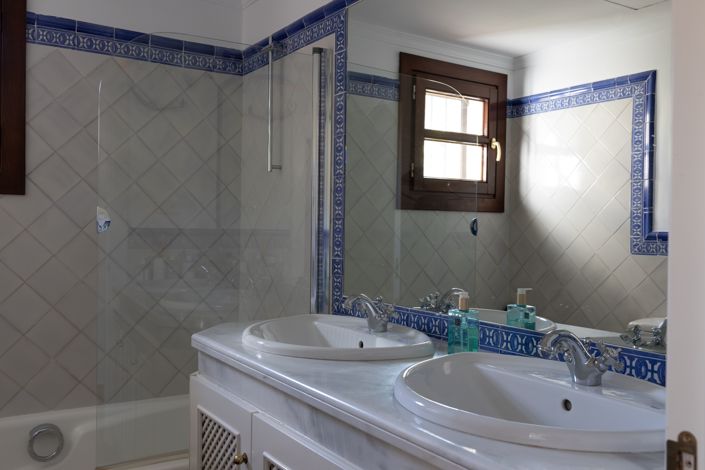 Image No.20-4 Bed House for sale