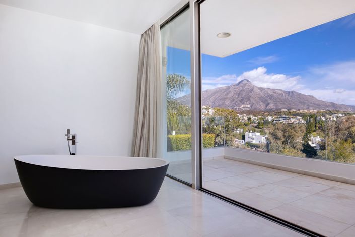 Image No.7-7 Bed Villa for sale