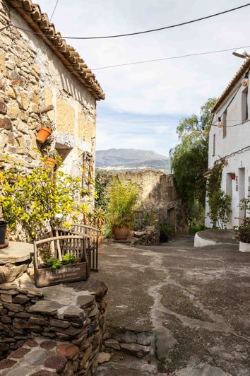 Image No.27-31 Bed Property for sale