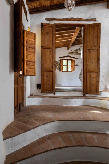 Image No.10-31 Bed Property for sale