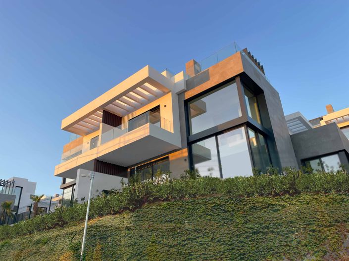 Image No.1-6 Bed House for sale