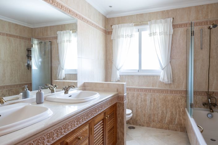 Image No.21-5 Bed House for sale