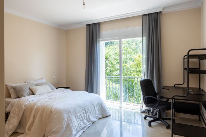 Image No.25-5 Bed House for sale