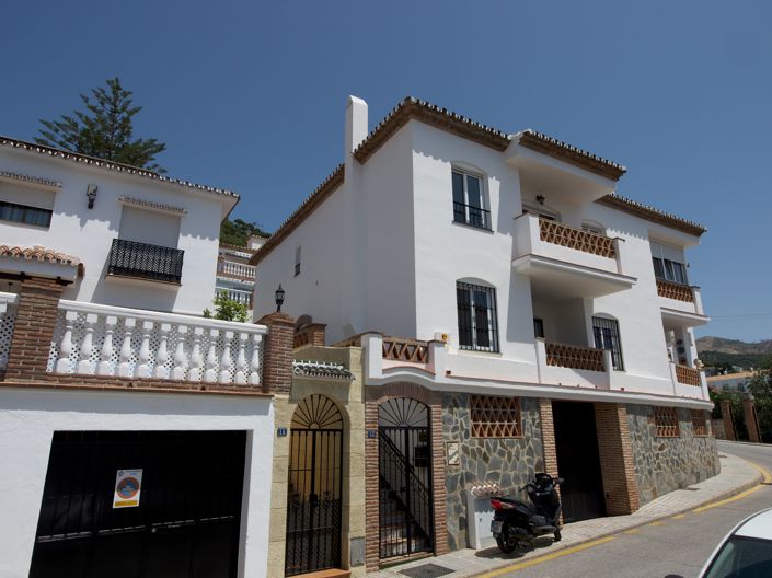 Image No.1-4 Bed House for sale