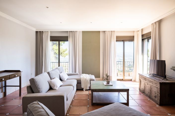 Image No.1-7 Bed House for sale