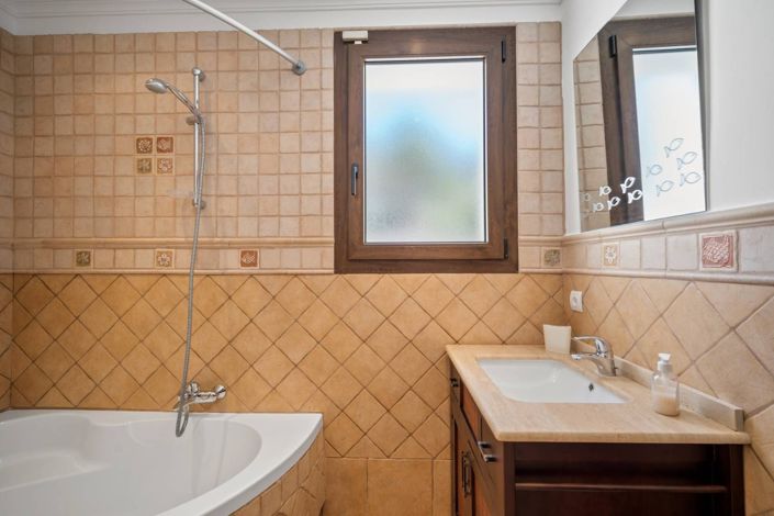 Image No.15-7 Bed House for sale