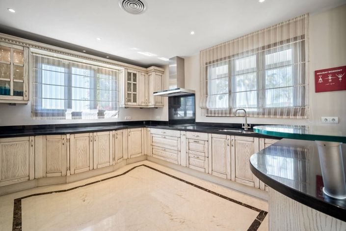 Image No.6-7 Bed House for sale