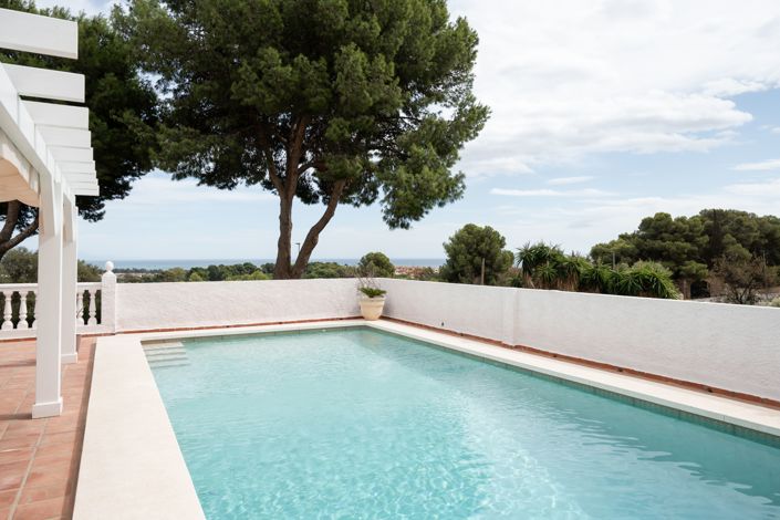 Image No.1-8 Bed Villa for sale