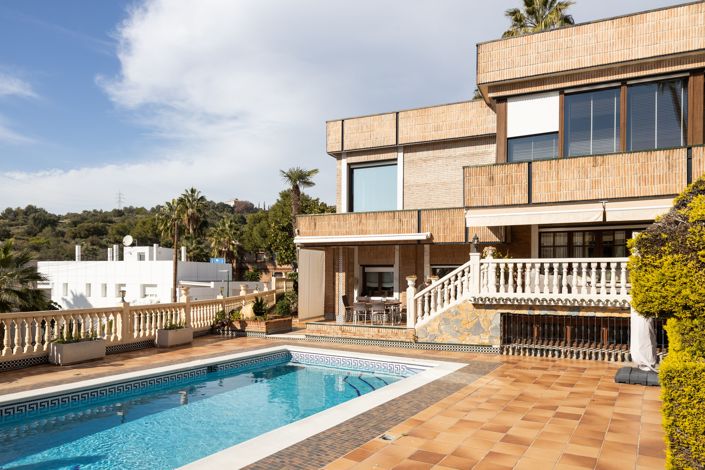 Image No.1-6 Bed House for sale