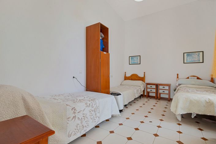 Image No.24-12 Bed Property for sale