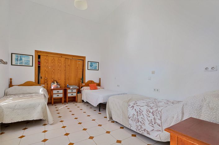 Image No.25-12 Bed Property for sale