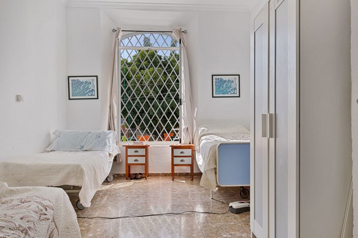 Image No.31-12 Bed Property for sale