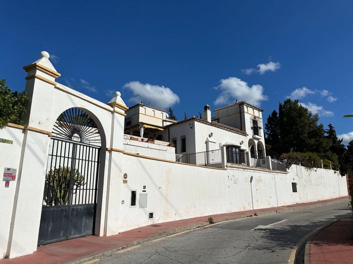 Image No.1-5 Bed Villa for sale
