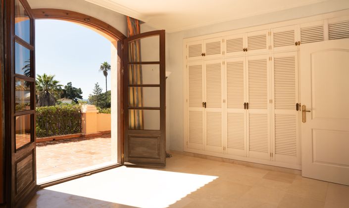 Image No.8-5 Bed House for sale