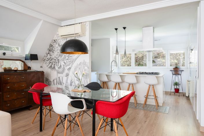 Image No.1-4 Bed House for sale