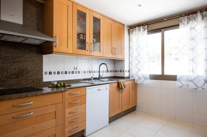 Image No.18-4 Bed House for sale