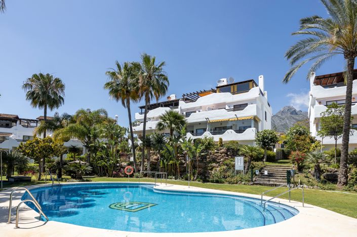 Image No.1-4 Bed House for sale