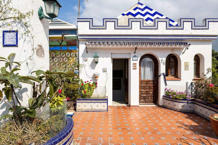 Image No.1-8 Bed House for sale