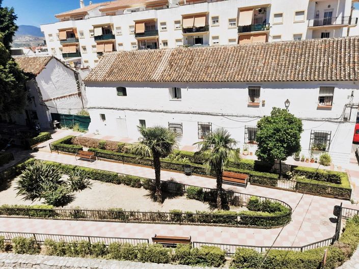 Image No.1-8 Bed House for sale