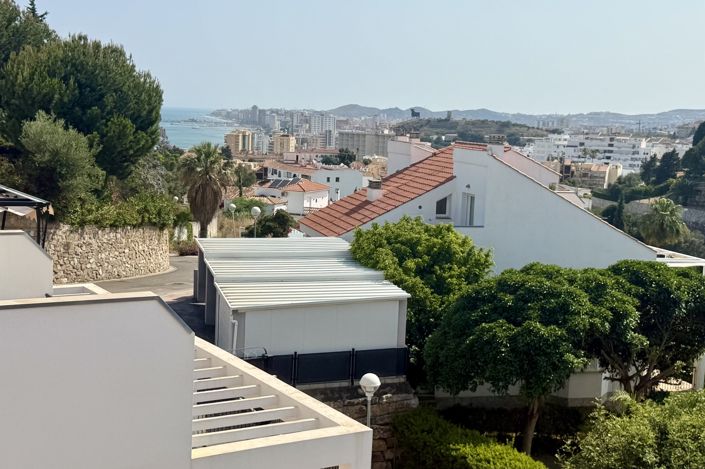Image No.1-4 Bed House for sale