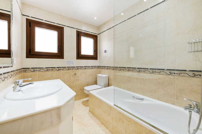 Image No.17-5 Bed Villa for sale