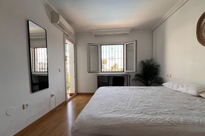 Image No.18-5 Bed Townhouse for sale