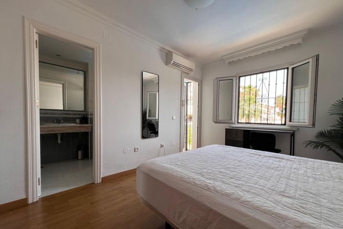 Image No.19-5 Bed Townhouse for sale