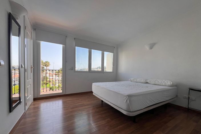 Image No.25-5 Bed Townhouse for sale