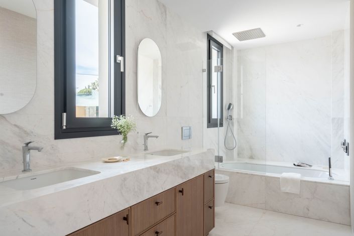 Image No.18-4 Bed House for sale