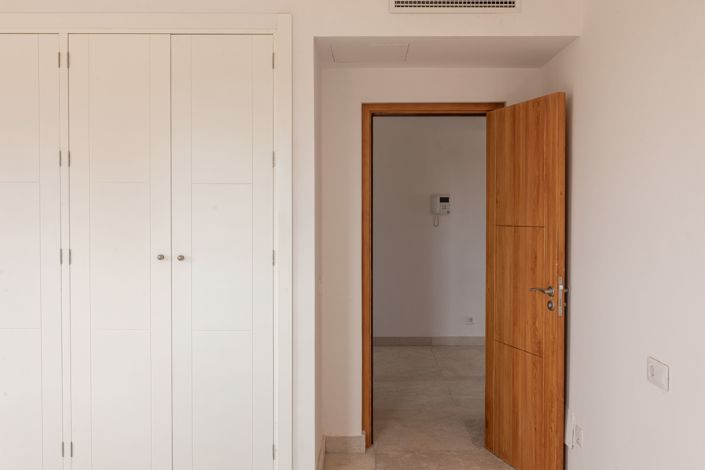 Image No.26-5 Bed House for sale