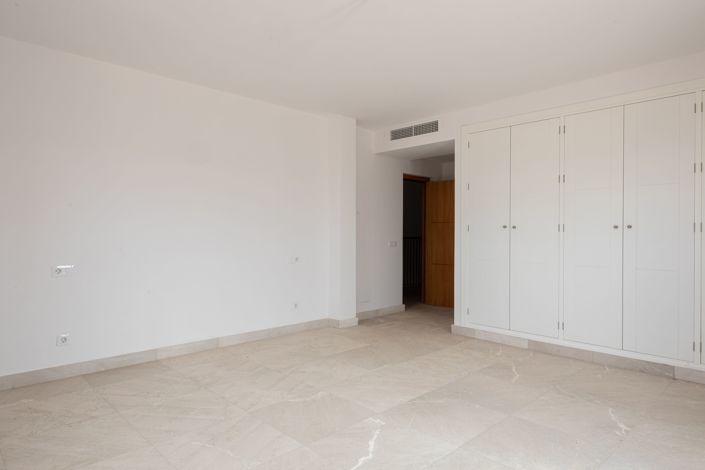 Image No.31-5 Bed House for sale