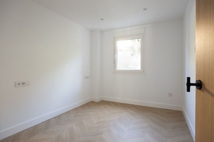 Image No.13-3 Bed Flat for sale