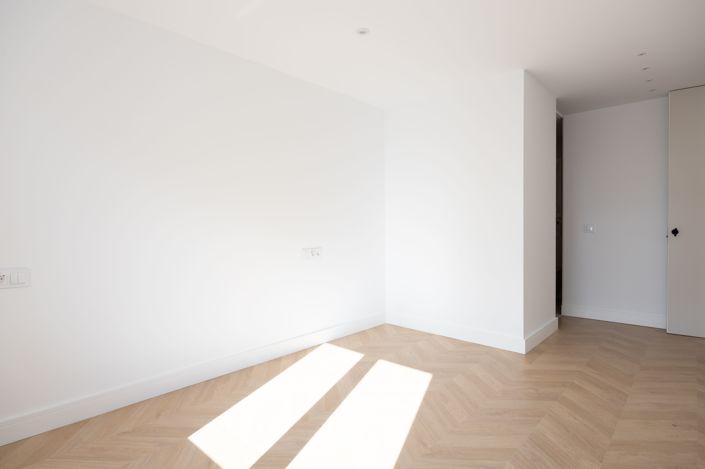 Image No.17-3 Bed Flat for sale