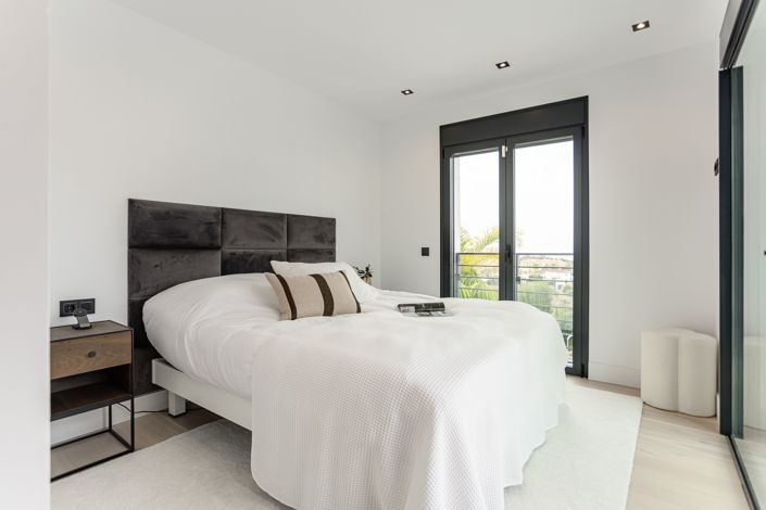 Image No.20-4 Bed House for sale