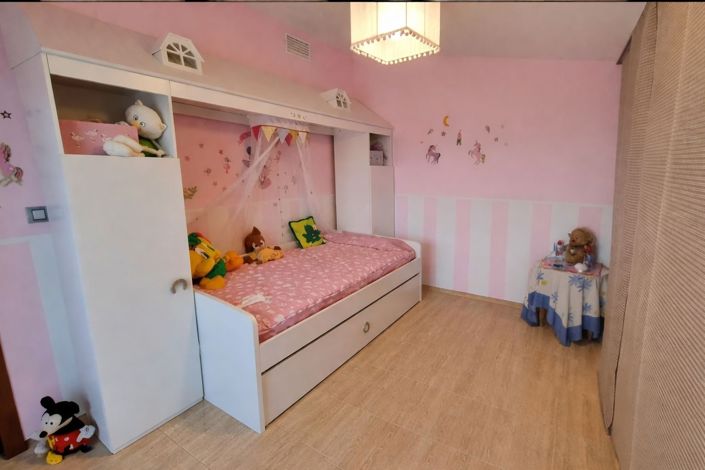 Image No.20-4 Bed House for sale