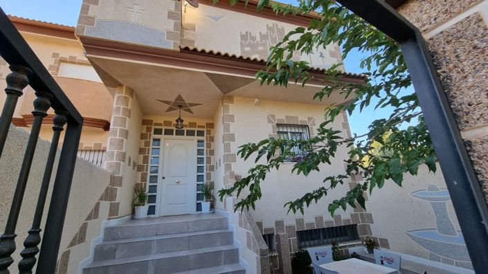 Image No.1-4 Bed House for sale
