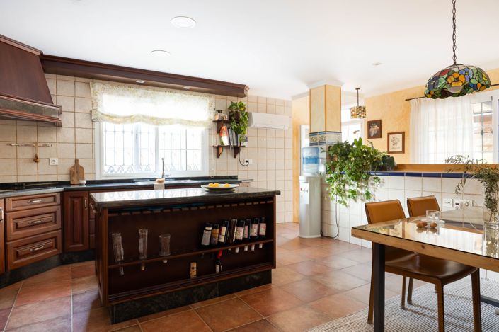 Image No.12-5 Bed House for sale