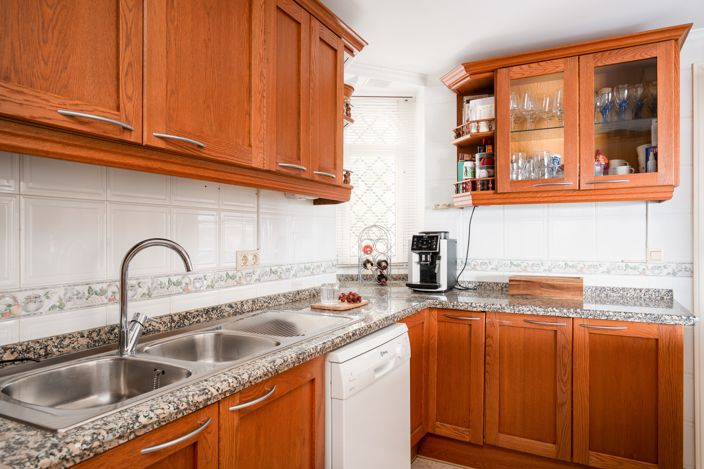 Image No.12-5 Bed Townhouse for sale