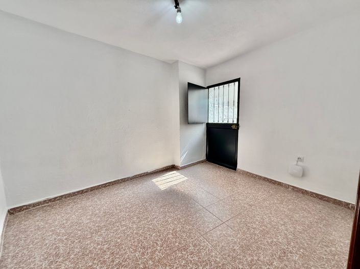 Image No.12-4 Bed Property for sale