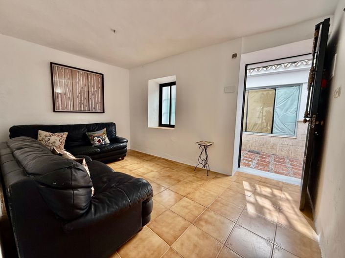 Image No.4-4 Bed Property for sale