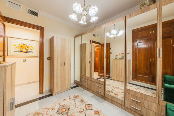 Image No.4-7 Bed Villa for sale