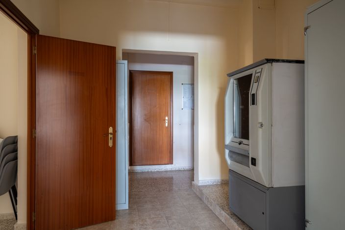 Image No.7-6 Bed Commercial for sale